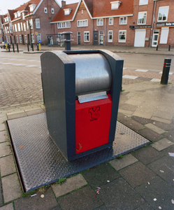 840874 Afbeelding van een onlangs geplaatste ondergrondse textielcontainer op het Maasplein te Utrecht.